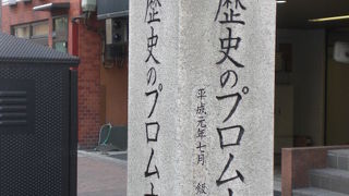 歴史のプロムナードとしての石碑は、目白通りの飯田橋第２陸橋の傍にあります。