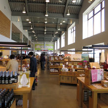 工場っぽい1フロア、シンプルな商品陳列がお洒落です