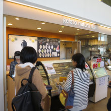 このジェラート屋さんには…