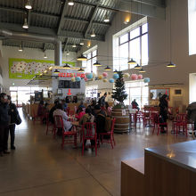 一番海側はチープなデザインのカフェ