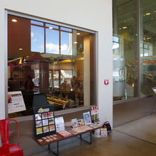 2階にあがる階段脇のガラスの向こうはシードル工場