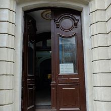 ...正面入り口にあった貼り紙には…、