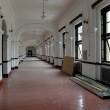 補修工事中で埃っぽかった内部。展示室内は撮影禁止でした。