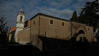 地下にミトラ教祭壇が残る、見どころの多い教会