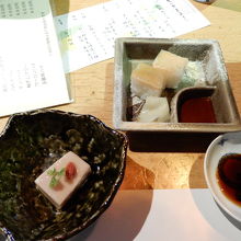 先付け・桜胡麻豆腐、凌ぎ・サーモン押し寿司