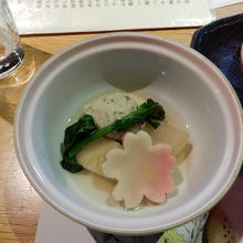 煮物　山菜真丈　桜麩　大根　竹の子　青身