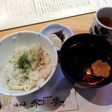 お食事　若竹御飯　赤出汁　香の物盛り合わせ