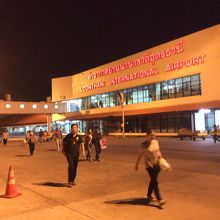 めいめいに自分お乗る飛行機に向かって歩く乗客