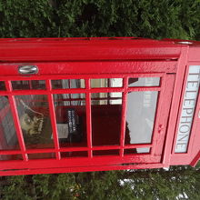 広場にある、英国レトロ風の電話ボックス