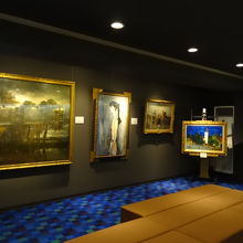 隣接する小さな美術館　