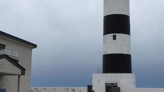 白黒のヨコシマ模様の灯台