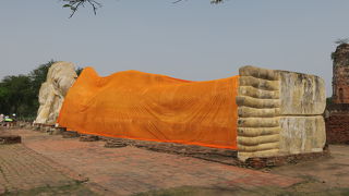 外に横たわる涅槃仏