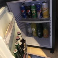 冷蔵庫には飲み物が入っています