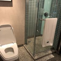 浴槽のほかにシャワールームがあります