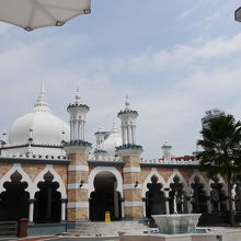 白い縁取りの建物です