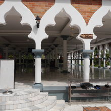 ここで靴を脱いで建物に入ります