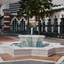 星型の噴水から水が流れています