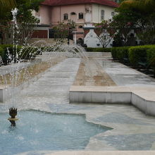 建物裏側にも素敵な噴水と水路があります