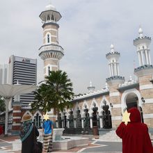 赤いローブを被って入場します