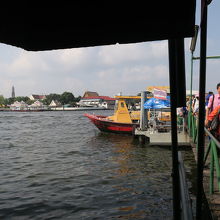 渡し船が着いた