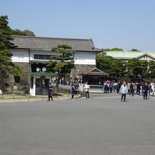 坂下門に向かう人々