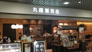 地下街の落ち着いたカフェ