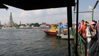 ワットアルンへの渡し船が出る