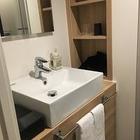 洗面はバスルームから独立、意外と使いやすい