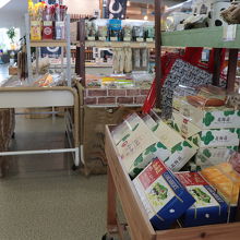 お土産が多く並んでいる