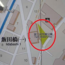 富士見児童公園は、高台の縁部の傾斜地に造られた三角形の公園