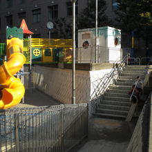 傾斜地ですので、公園自体が、２段階の階段状になっています。