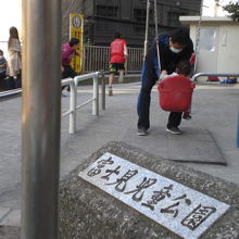 入口周辺は、一段高い位置になっています。北が低くなっています