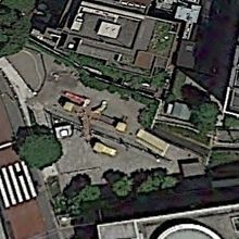 上空から見ると周囲をビルで囲まれた、狭い三角形となっています