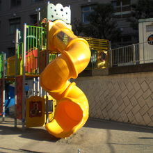 滑り台は、傾斜地を利用して、公園の上側から下側に滑り降ります