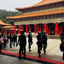 大殿へ向かって