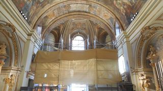 一見、簡素な教会