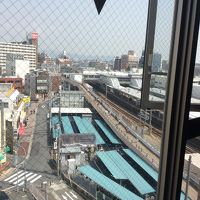 部屋のドアのすぐ前からJR茨木駅が見下ろせて眺め良し