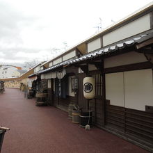 撮影所口から入村すると少し歩きます