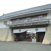 こちらは団体用入村口