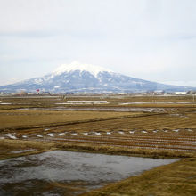 弘前に向かう電車で初対面、揺れる車窓からのブレブレ写真