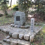 掃部山公園の中にひっそりとあります