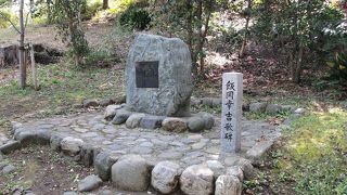掃部山公園の中にひっそりとあります