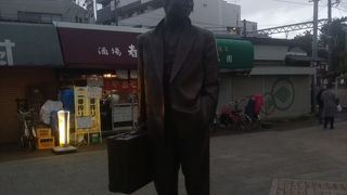 駅前にあります