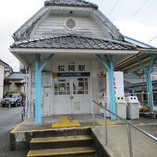 急勾配な三角屋根の駅舎