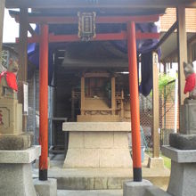 ビルの間の階段を上がり、右を見ると、すぐ横に、社殿があります