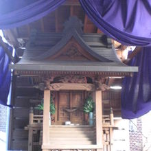 白菊稲荷神社の社殿です。こじんまりした小さな社殿です。