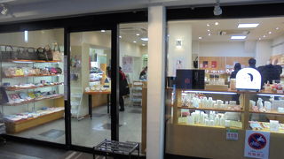 京都の代表的な雑貨屋さん（よーじや 本店）