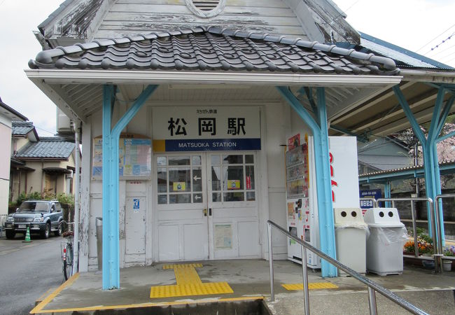 登録有形文化財の駅舎「松岡駅」