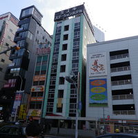 ホテルの間口は狭い