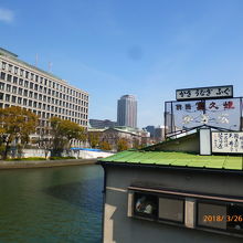橋のたもとにある屋形船のお店が気になります。